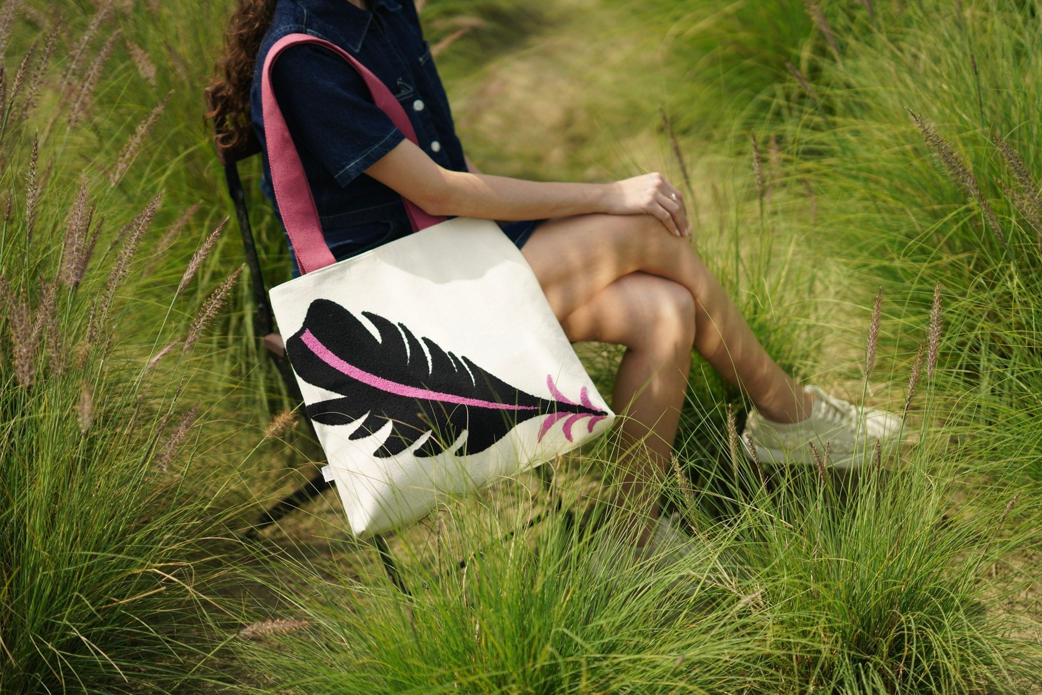 Seraph Feather Tote - Kaahu
PDP label: NATURE WALK