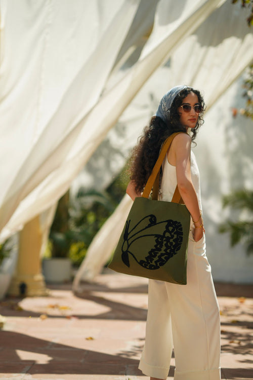 Flutter Butter Tote - Kaahu
PDP label: TRAVEL COMPANION