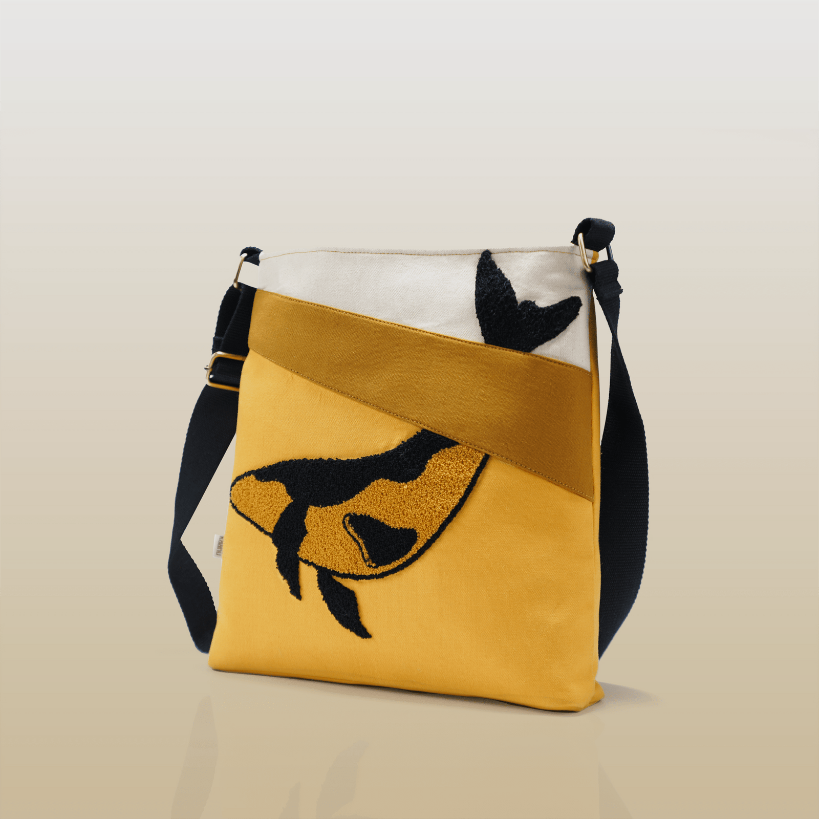Golden Orca Tote - Kaahu
slideshow2
PDP label: 3/4 VIEW
