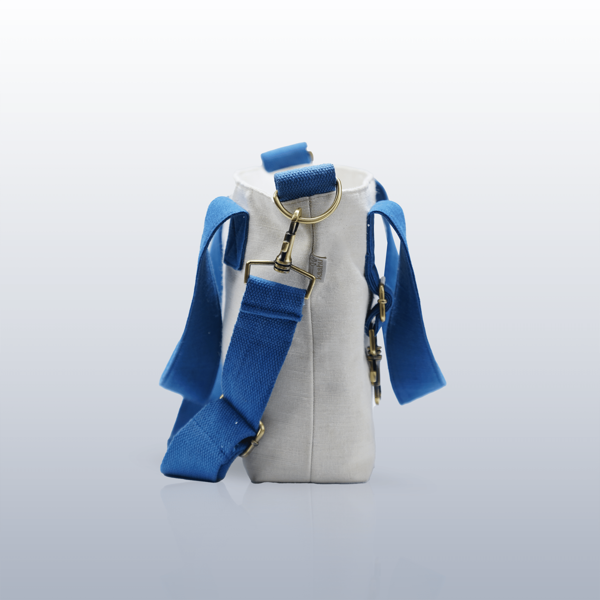 Snowdrift Messenger Bag - Kaahu
PDP label: DETACHABLE STRAPS
